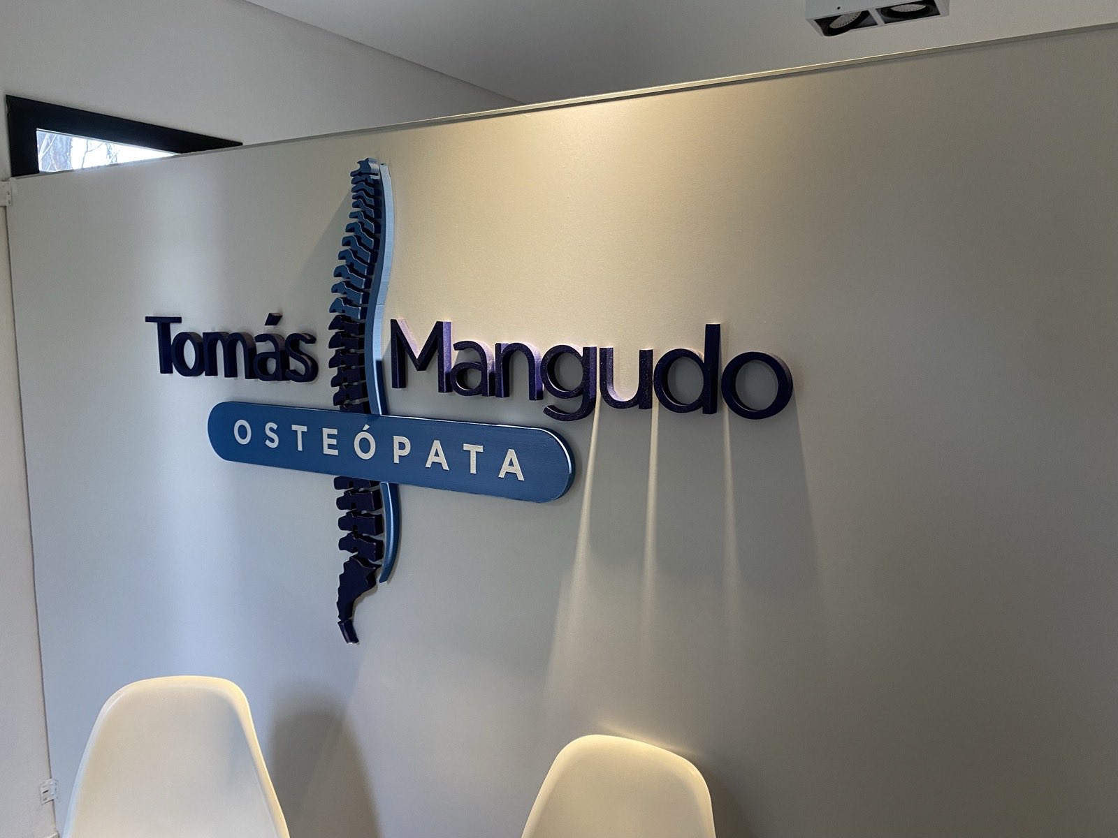 El logo del consultorio en la pared de la sala de espera